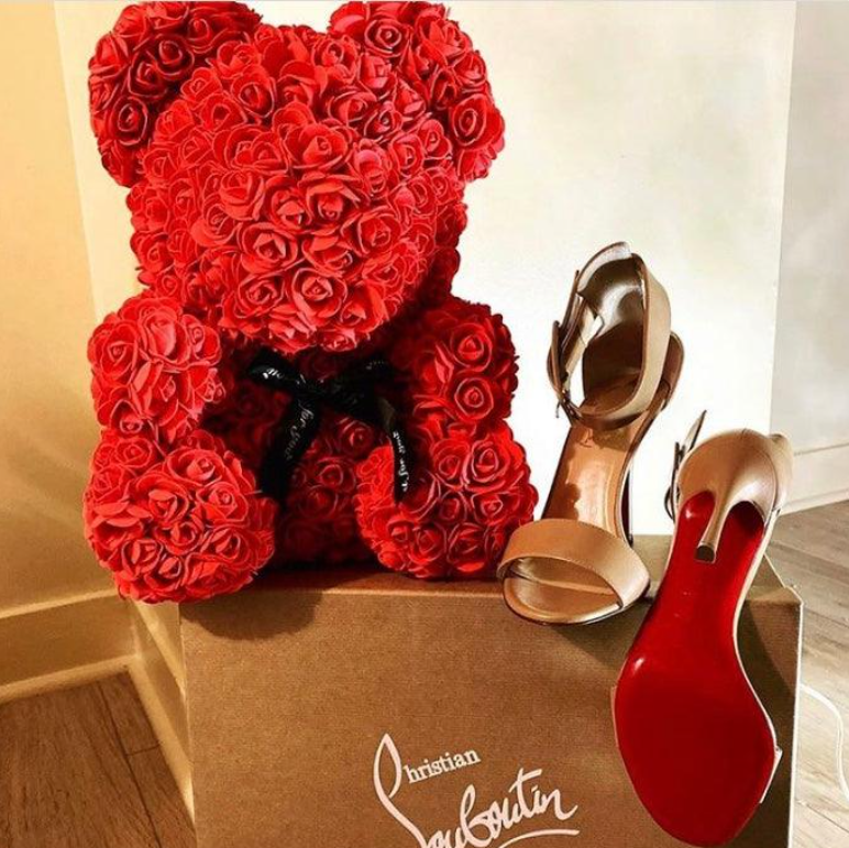 L'orsacchiotto Carino Si Siede Sul Bouquet Di Fiori In Un Vaso Peluche Pavimento Auguri Compleanno Orso E Image269990195